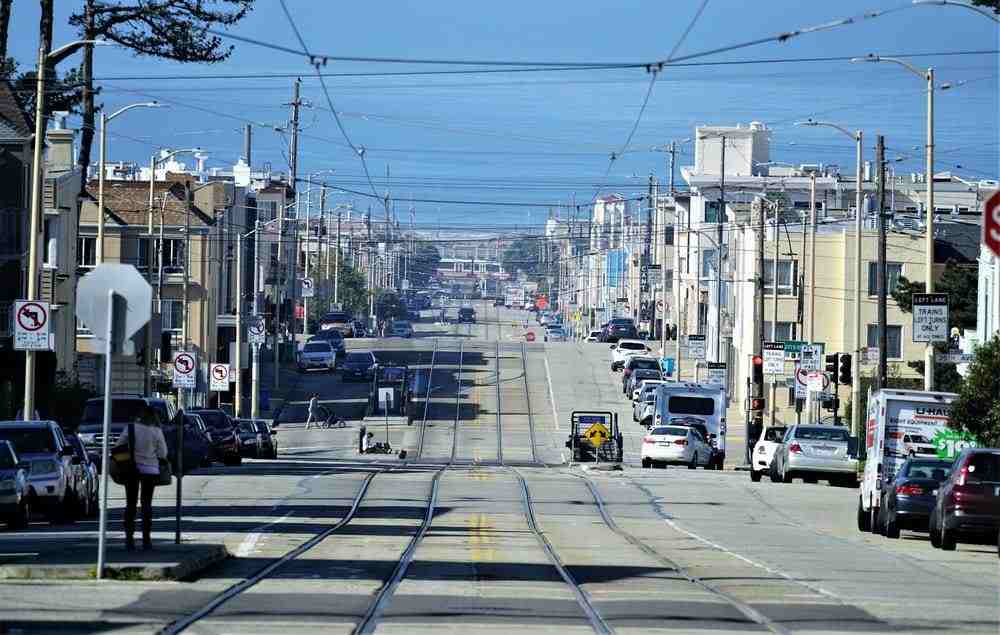 白天在建筑物附近道路上的汽车