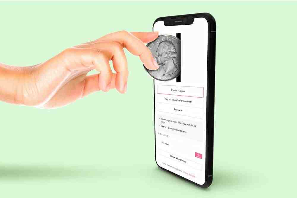 拿着黑色iphone 5的人