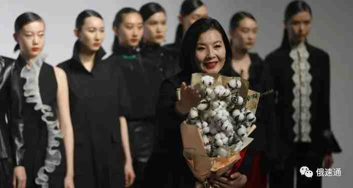 “新疆棉花是我的爱”:中国设计师手棒新疆棉花束现身时装周