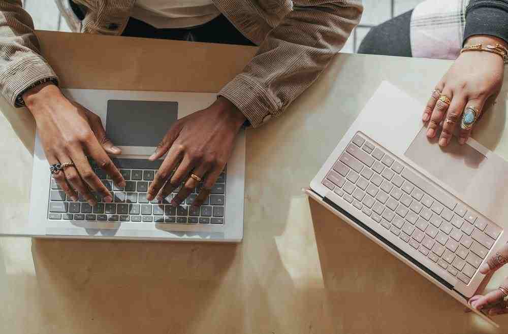 使用银色 Surface 的棕色长袖衬衫的人