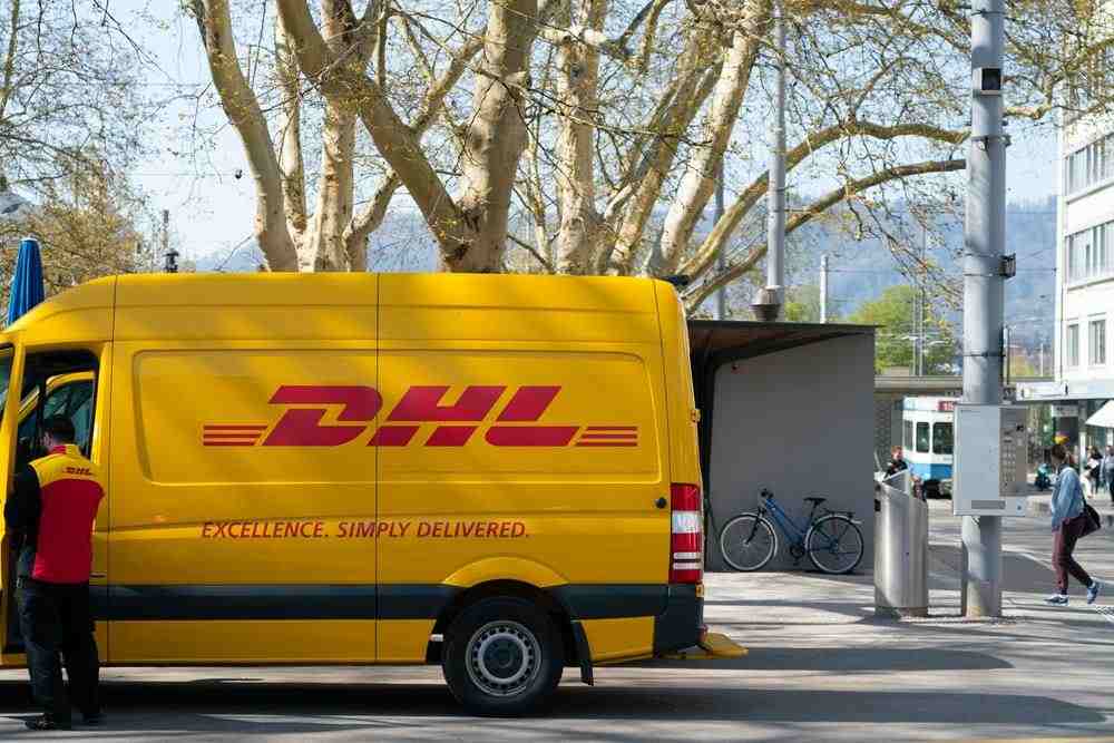 站在 DHL 卡车门前的男人