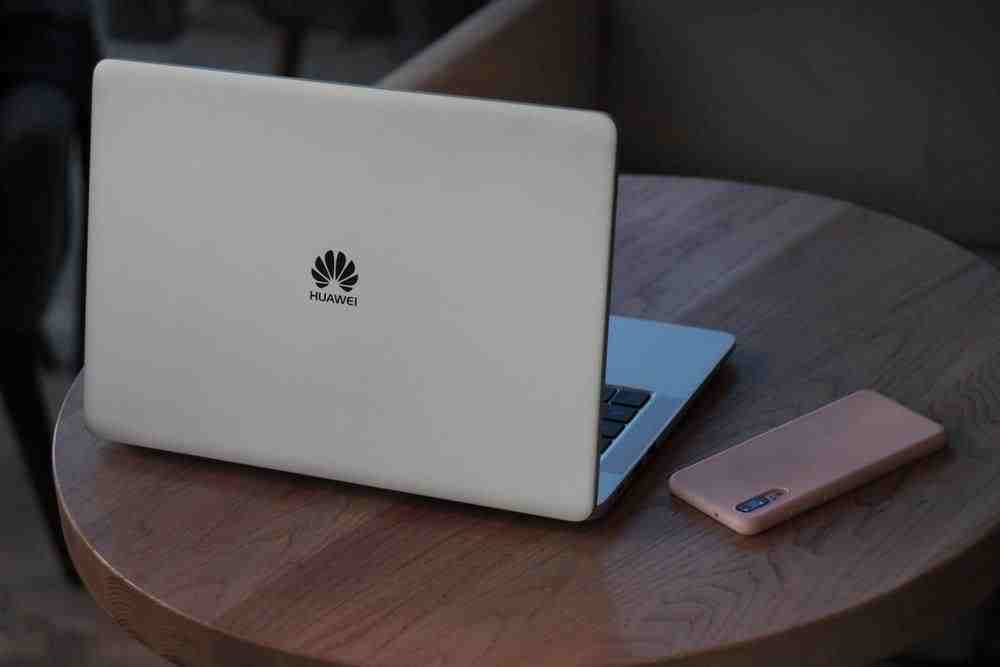 棕色木桌上的银色 macbook