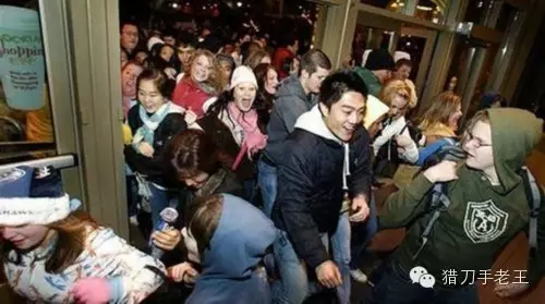 血拼“黑五”请小心：涨价再降价美国人也精通