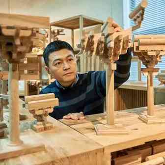 迷恋古建筑，他把斗拱做成积木卖到世界各国