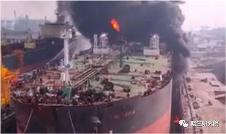 突发！印尼一艘油轮起火爆炸 伤亡人数不明