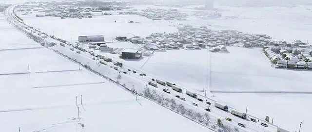 受暴雪影响，日本境内数十条道路受阻，火车服务中断，多家物流公司配送延迟