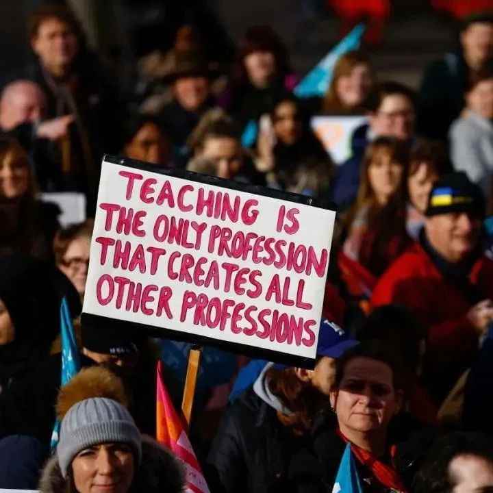 连老师都罢工？50万人大罢工搅动英国！重重危机笼罩欧洲，“火车头”也掉队了